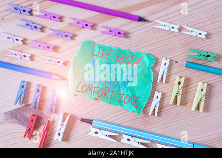 Écrit remarque montrant la vie commence à la fin de votre zone de confort. Concept d'entreprise pour faire évoluer les changements de couleur des papiers clothespin croître rappeler à vide Banque D'Images