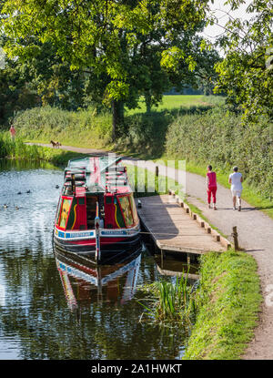 Tiverton Canal Company Chaland, Tivertonian, amarrés sur le Grand Canal à l'Ouest à l'Est, avec deux femelles Manley en marche sur le chemin de halage, Devon, UK. Banque D'Images