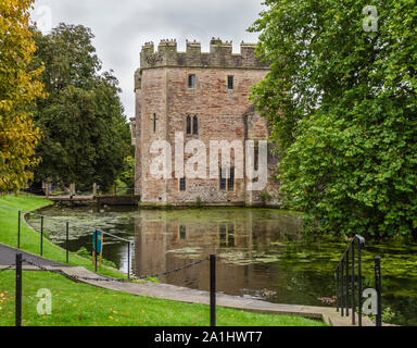 Le Bishop's Palace, douves et murs, Wells, Somerset, England, UK. Banque D'Images