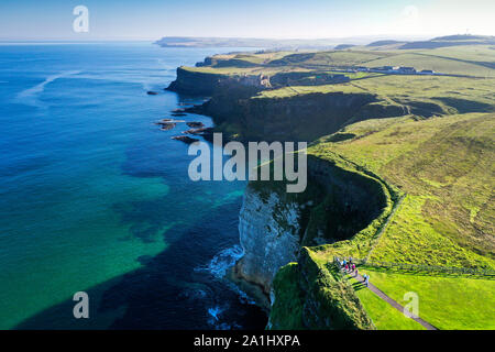 Vue aérienne de Château de Dunluce sur la côte de Causeway dans le comté d'Antrim Banque D'Images