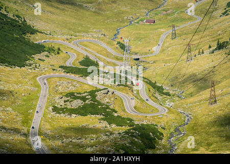 Haut Vue d'été sur une route Transfagarasan célèbres montagnes des Carpates en Roumanie, Roumanie Banque D'Images