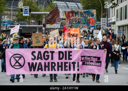 Allemagne, Hambourg, ville vendredi pour l'avenir, tous les changements de rallye avec 70 000 manifestants pour la protection du climat , bloc d'extinction du mouvement de rébellion, dit bannière Dire la vérité ! Avec le symbole de l'horloge de sable / Deutschland, Hambourg, und Jungfernstieg, Binnenalster vendredi-pour de futures Bewegung, Alle fürs Klima Demo fuer appellation « Klimaschutz », bloc der Bewegung rébellion extinction mit dem der symbole ablaufenden Sanduhr, 20.9.2019 Banque D'Images