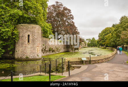 Le Bishop's Palace, douves et murs, Wells, Somerset, England, UK. Banque D'Images