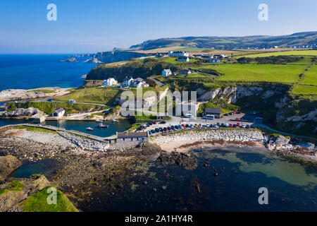 Antenne du port de Ballintoy sur la côte de Causeway dans le comté d'Antrim Banque D'Images