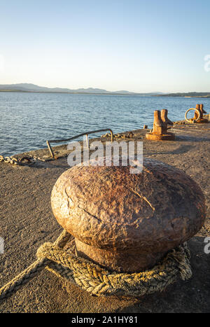 Bollard sur avec corde sur quai Banque D'Images