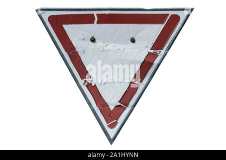 Météo old rusty triangulaire panneau routier tachée de 'céder' ('céder') isolé sur blanc. Banque D'Images