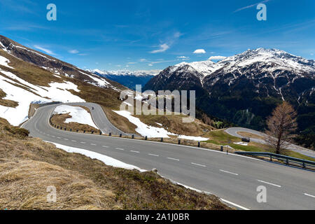 La route d'asphalte et route tourne sur col Grossglockner en Autriche, premier jour de l'ouverture du col. Banque D'Images