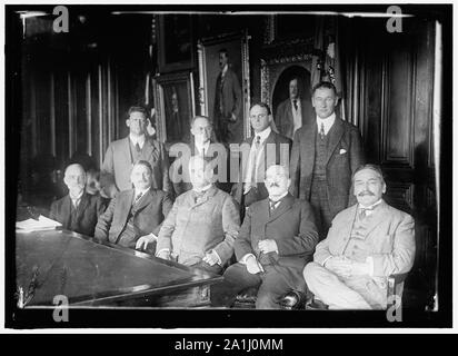 NAT. Comité consultatif PERS. Pour l'aéronautique. Rangée arrière : CAPT. H.C. RICHARDSON, CONSTRUCTION NAVALE ; PROF. JOHN F. HAYFORD, ADM. MARK BRISTOL ; COL. SAMUEL REBER. A l'avant : PROF. WILLIAM F. DURAND ; DR. S.W. STRATTON ; GEN. GEORGE P. SCRIVEN ; DR. CHARLES F. MARVIN, M.I. PUFIN Banque D'Images