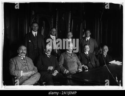 NAT. Comité consultatif PERS. Pour l'aéronautique. Rangée arrière : CAPT. H.C. RICHARDSON, CONSTRUCTION NAVALE ; PROF. JOHN F. HAYFORD, ADM. MARK BRISTOL ; COL. SAMUEL REBER. A l'avant : PROF. WILLIAM F. DURAND ; DR. S.W. STRATTON ; GEN. GEORGE P. SCRIVEN ; DR. CHARLES F. MARVIN, M.I. PUFIN Banque D'Images