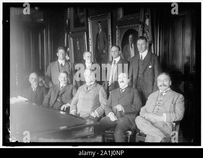 NAT. Comité consultatif PERS. Pour l'aéronautique. Rangée arrière : CAPT. H.C. RICHARDSON, CONSTRUCTION NAVALE ; PROF. JOHN F. HAYFORD, ADM. MARK BRISTOL ; COL. SAMUEL REBER. A l'avant : PROF. WILLIAM F. DURAND ; DR. S.W. STRATTON ; GEN. GEORGE P. SCRIVEN ; DR. CHARLES F. MARVIN, M.I. PUFIN Banque D'Images