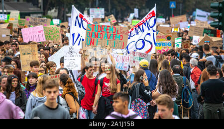 Bergame - vendredi pour l'avenir ; les étudiants dans la rue pour lutter contre le changement climatique (Foto © Sergio Agazzi/Fotogramma, Bergamo - 2019-09-27) p.s. la foto e' utilizzabile nel rispetto del contesto dans cui e' stata scattata, e senza intento del diffamatorio decoro delle persone rappresentate Banque D'Images