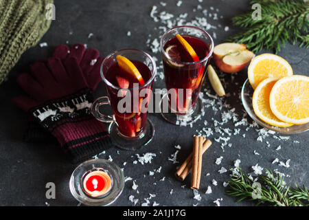 Vin chaud avec rondelle d'orange, les pommes et les épices sur fond de Noël avec des décorations différentes. Noël chaud boire. Banque D'Images