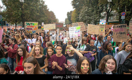 Bergame - vendredi pour l'avenir ; les étudiants dans la rue pour lutter contre le changement climatique (Foto © Sergio Agazzi/Fotogramma, Bergamo - 2019-09-27) p.s. la foto e' utilizzabile nel rispetto del contesto dans cui e' stata scattata, e senza intento del diffamatorio decoro delle persone rappresentate Banque D'Images