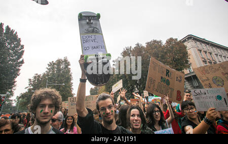 Bergame - vendredi pour l'avenir ; les étudiants dans la rue pour lutter contre le changement climatique (Foto © Sergio Agazzi/Fotogramma, Bergamo - 2019-09-27) p.s. la foto e' utilizzabile nel rispetto del contesto dans cui e' stata scattata, e senza intento del diffamatorio decoro delle persone rappresentate Banque D'Images