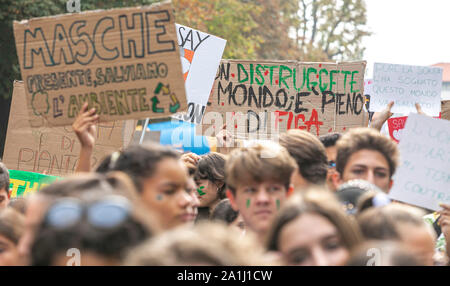 Bergame - vendredi pour l'avenir ; les étudiants dans la rue pour lutter contre le changement climatique (Foto © Sergio Agazzi/Fotogramma, Bergamo - 2019-09-27) p.s. la foto e' utilizzabile nel rispetto del contesto dans cui e' stata scattata, e senza intento del diffamatorio decoro delle persone rappresentate Banque D'Images