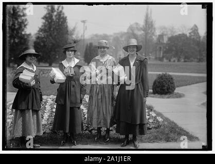 La guerre d'urgence NATIONAL GARDENS COM. GIRL SCOUTS DE JARDINAGE À D.A.R. Banque D'Images