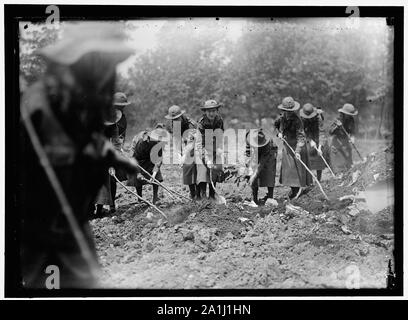 La guerre d'urgence NATIONAL GARDENS COM. GIRL SCOUTS DE JARDINAGE À D.A.R. Banque D'Images