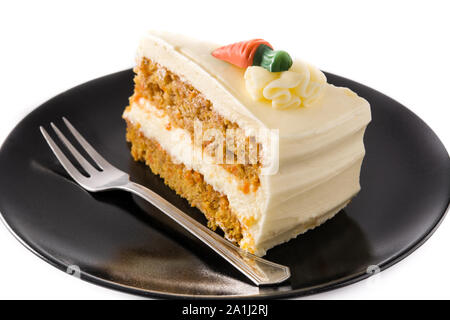 Sweet gâteau aux carottes tranche sur une plaque isolé sur fond blanc Banque D'Images