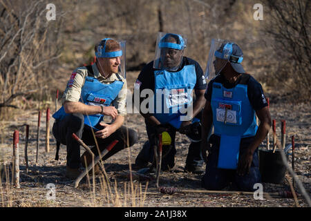 Le duc de Sussex et Halo Gestionnaire régional Jose Antonio (centre) rencontrent les miens plus clair Jorge Joao Cativa à un champ de mines dans la région de Dirico, en Angola, au cours d'une visite pour voir le travail de déminage la charité le Halo Trust, sur cinq jours de la tournée royale de l'Afrique. Banque D'Images