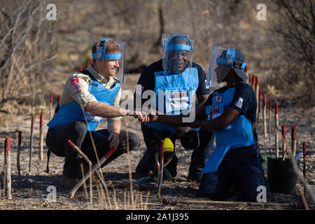 Le duc de Sussex et Halo Gestionnaire régional Jose Antonio (centre) rencontrent les miens plus clair Jorge Joao Cativa à un champ de mines dans la région de Dirico, en Angola, au cours d'une visite pour voir le travail de déminage la charité le Halo Trust, sur cinq jours de la tournée royale de l'Afrique. Banque D'Images