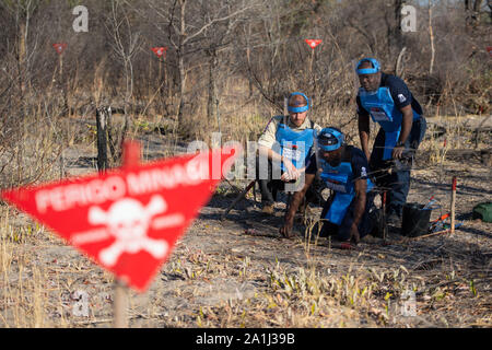 Le duc de Sussex et Halo Gestionnaire régional Jose Antonio (droit) voir plus clair que le mien Jorge Joao Cativa démontre des techniques de déminage à un champ de mines dans la région de Dirico, en Angola, au cours d'une visite pour voir le travail de déminage la charité le Halo Trust, sur cinq jours de la tournée royale de l'Afrique. Banque D'Images