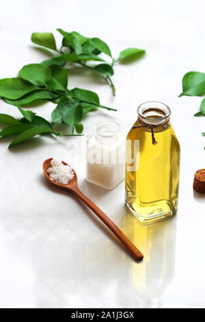 Produit de soin naturel aux herbes maison à partir de feuilles de citron, ébullition au sel avec de l'eau faire bain de bouche pour l'hygiène dentaire, bactéries de traitement dans la cavité buccale Banque D'Images