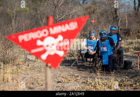 Le duc de Sussex et Halo Gestionnaire régional Jose Antonio (droit) voir plus clair que le mien Jorge Joao Cativa démontre des techniques de déminage à un champ de mines dans la région de Dirico, en Angola, au cours d'une visite pour voir le travail de déminage la charité le Halo Trust, sur cinq jours de la tournée royale de l'Afrique. Banque D'Images