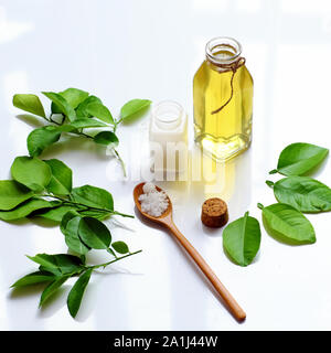 Produit de soin naturel aux herbes maison à partir de feuilles de citron, ébullition au sel avec de l'eau faire bain de bouche pour l'hygiène dentaire, bactéries de traitement dans la cavité buccale Banque D'Images