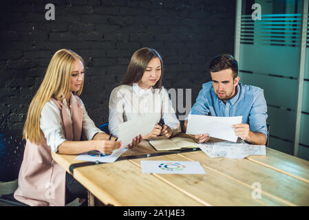 Équipe de jeunes collègues de story-board pour regarder des enregistrements vidéo en bureau coworking modernes. Processus d'équipe. ,Horizontal arrière-plan flou. Banque D'Images