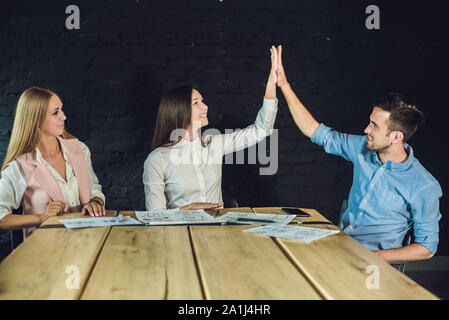 Équipe de jeunes collègues de story-board pour regarder des enregistrements vidéo en bureau coworking modernes. Processus d'équipe. ,Horizontal arrière-plan flou. Banque D'Images