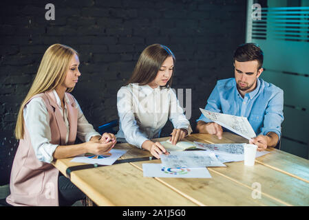 Équipe de jeunes collègues de story-board pour regarder des enregistrements vidéo en bureau coworking modernes. Processus d'équipe. ,Horizontal arrière-plan flou. Banque D'Images