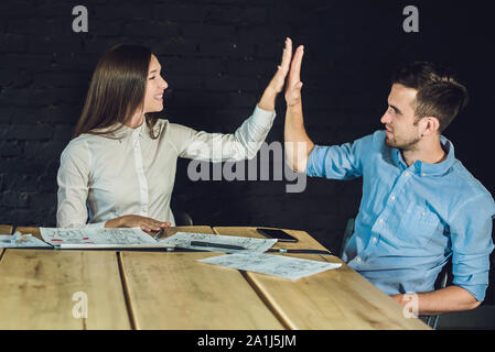 Équipe de jeunes collègues de story-board pour regarder des enregistrements vidéo en bureau coworking modernes. Processus d'équipe. ,Horizontal arrière-plan flou. Banque D'Images