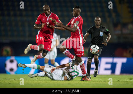 Le CAIRE, ÉGYPTE - JUIN 23 : Denis Odhiambo Omino et Victor Wanyama du Kenya et Ismaël Bennacer de l'Algérie chalange pour balle ressemble au cours de l'Afr 2019 Banque D'Images