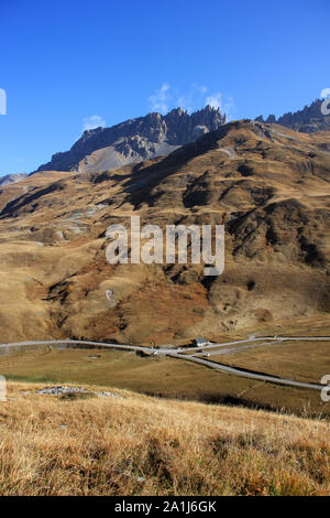 Ascension du Col du Galibier (sud-est de la France) : route menant à la col du Galibier de Valloire. La vallée de la Valloirette, à Plan Lachat Banque D'Images