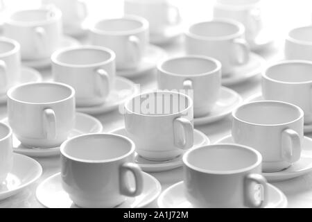 Tasses de Thé blanc empilés en ligne sur table avec nappe en plastique pour la pause-café Banque D'Images