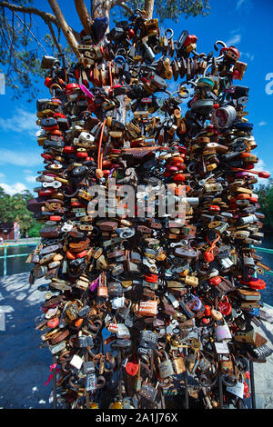 Mariage de décoration des verrous sur la clôture en fer forgé dans le parc. Symbole d'un mariage solide. Tradition de mariage Banque D'Images