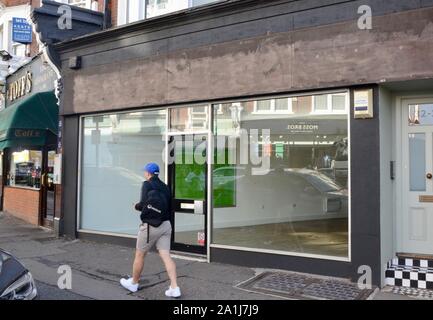 Vide et fermé les entreprises et boutiques dans le nord de Londres Angleterre Royaume-uni Banque D'Images