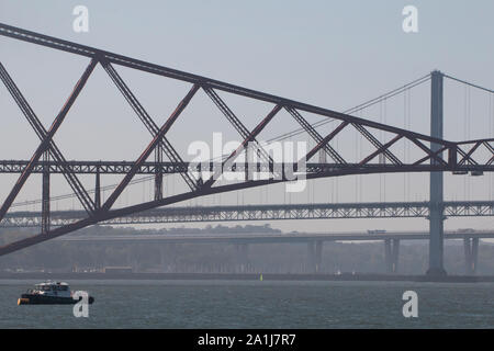 Vue des trois ponts qui traversent le Firth of Forth en Écosse. Banque D'Images