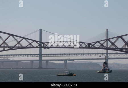 Vue des trois ponts qui traversent le Firth of Forth en Écosse. Banque D'Images