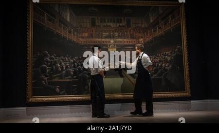 Londres, Royaume-Uni. 27 Sep 2019.Photo appel de la Banksy dévolue au Parlement avant peinture il offert aux enchères par Sotheby's. Les illustrations montrant la Chambre des communes de chimpanzés complet est attendu pour aller chercher de l'GBP1.52 millions de GBP. Photo par Ioannis Alexopoulos / Alamy Live News. Banque D'Images