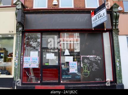 Vide et fermé les entreprises et boutiques dans le nord de Londres Angleterre Royaume-uni Banque D'Images