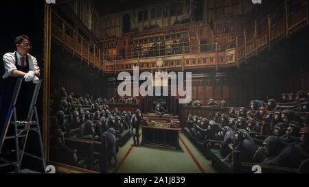 Londres, Royaume-Uni. 27 Sep 2019.Photo appel de la Banksy dévolue au Parlement avant peinture il offert aux enchères par Sotheby's. Les illustrations montrant la Chambre des communes de chimpanzés complet est attendu pour aller chercher de l'GBP1.52 millions de GBP. Photo par Ioannis Alexopoulos / Alamy Live News. Banque D'Images