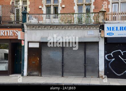 Vide et fermé les entreprises et boutiques dans le nord de Londres Angleterre Royaume-uni Banque D'Images