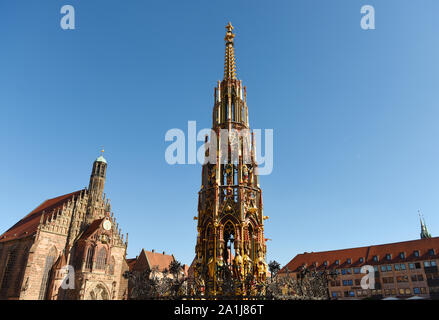 Eglise Notre-Dame (Frauenkirche) et la fontaine Schöner Brunnen (belle fontaine) au Nürnberg la Hauptmarkt (place centrale) à Nuremberg, Bavière, Banque D'Images