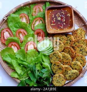 Vue du haut plateau de nourriture vegan vietnamiens, haricot vert tartes avec salade, tomate et sauce, mets savoureux repas végétarien pour petit-déjeuner, une collation ou Banque D'Images