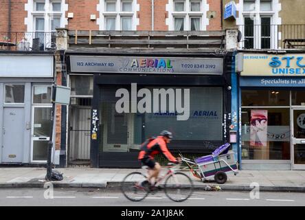 Vide et fermé les entreprises et boutiques dans le nord de Londres Angleterre Royaume-uni boutique aérienne Banque D'Images