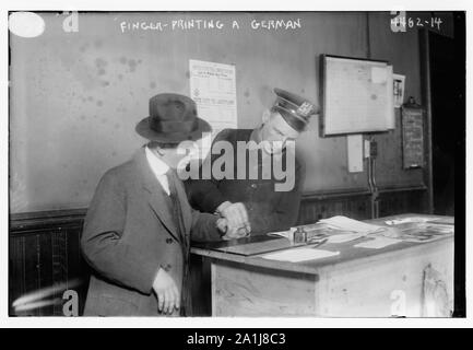 La police de New York] empreintes digitales un Allemand [1917] / Bain News Service Banque D'Images
