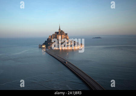 Le Mont Saint-Michel (St Michael's Mount) en Normandie, nord-ouest de la France, sur 2019/02/22 : Vue aérienne du mont entouré par l'eau lors d'un spri Banque D'Images