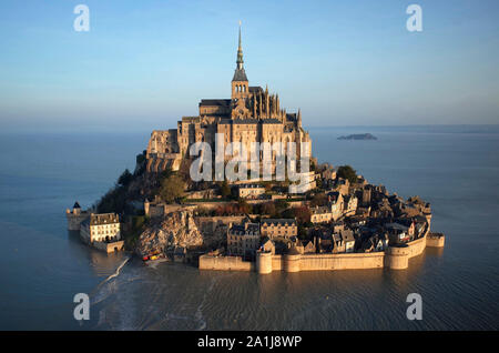 Le Mont Saint-Michel (St Michael's Mount) en Normandie, nord-ouest de la France, sur 2019/02/22 : Vue aérienne du mont entouré par l'eau lors d'un spri Banque D'Images