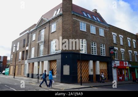 Vide et fermé les entreprises et boutiques dans le nord de Londres Angleterre Royaume-uni pub public house Banque D'Images